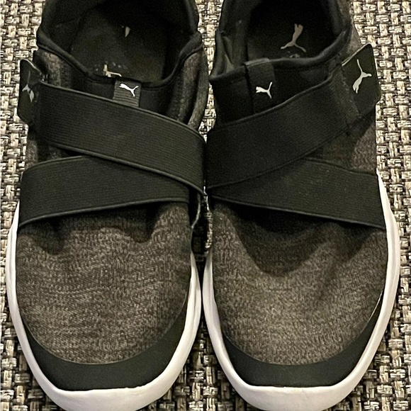 Puma Women's Sneaker, Black Silver Size 7.5 They have a hook & loop closure - Picture 4 of 10